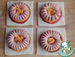 Слойки с сосисками и плавленым сыром Слойки с сосисками и плавленым сыром