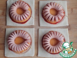 Слойки с сосисками и плавленым сыром Слойки с сосисками и плавленым сыром