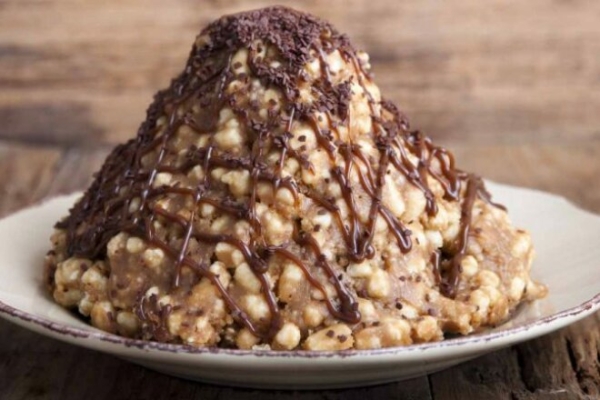 Торт «Муравейник» из печенья и сгущенки с грецкими орехами