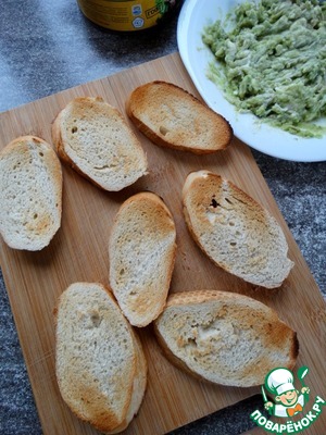 Брускетта с авокадо и печенью трески Брускетта с авокадо и печенью трески