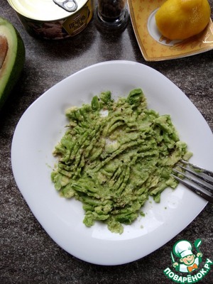 Брускетта с авокадо и печенью трески Брускетта с авокадо и печенью трески