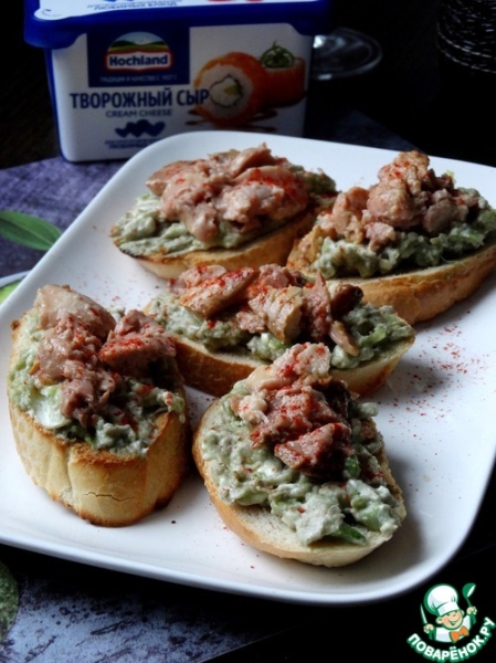 Брускетта с авокадо и печенью трески Брускетта с авокадо и печенью трески