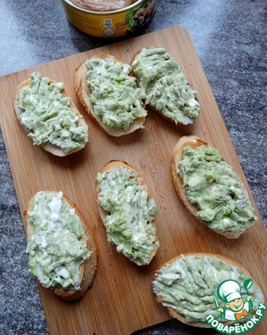 Брускетта с авокадо и печенью трески Брускетта с авокадо и печенью трески