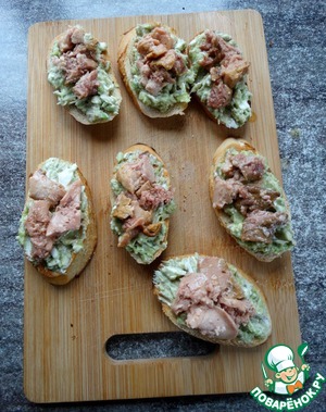 Брускетта с авокадо и печенью трески Брускетта с авокадо и печенью трески