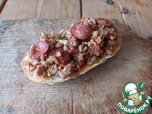 Бургер "Неряха Джо" с копчёными колбасками Бургер "Неряха Джо" с копчёными колбасками