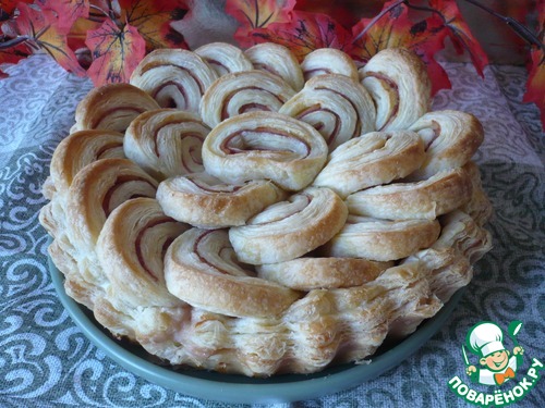 Слоеный пирог с беконом и ветчиной