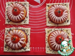 Слойки с сосисками и плавленым сыром Слойки с сосисками и плавленым сыром