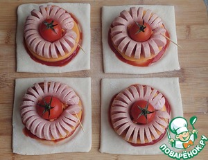 Слойки с сосисками и плавленым сыром Слойки с сосисками и плавленым сыром