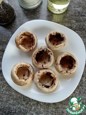 Фаршированные шампиньоны с полентой