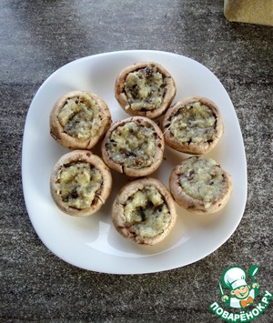 Фаршированные шампиньоны с полентой