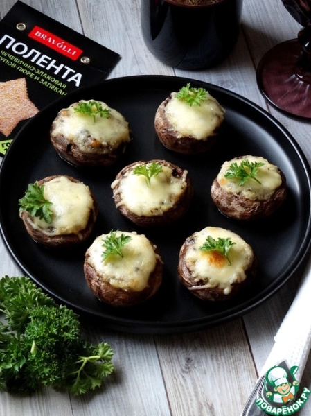 Фаршированные шампиньоны с полентой