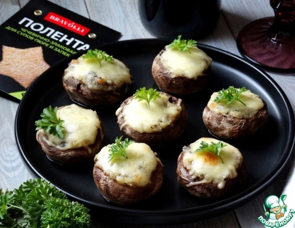 Фаршированные шампиньоны с полентой