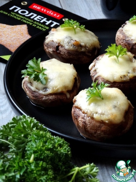 Фаршированные шампиньоны с полентой