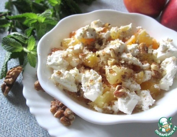 Фруктовый салат с брынзой и орехами Фруктовый салат с брынзой и орехами
