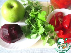 Яблочно-свекольный салат с маринованным перцем