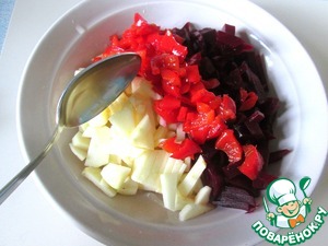 Яблочно-свекольный салат с маринованным перцем
