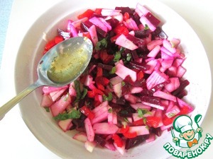 Яблочно-свекольный салат с маринованным перцем