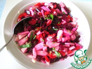 Яблочно-свекольный салат с маринованным перцем