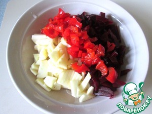 Яблочно-свекольный салат с маринованным перцем