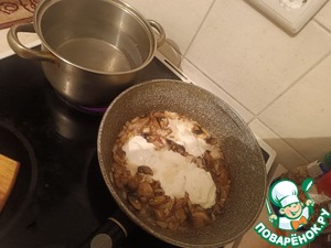 Лапша со сметаной, грибами и сыром