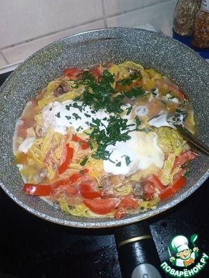 Лапша со сметаной, грибами и сыром