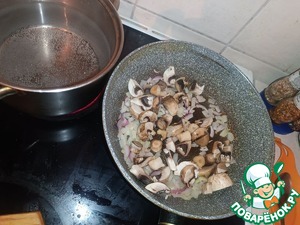 Лапша со сметаной, грибами и сыром