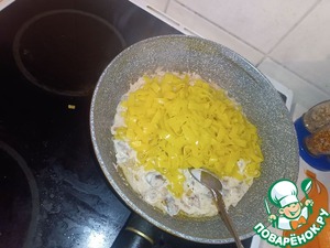 Лапша со сметаной, грибами и сыром
