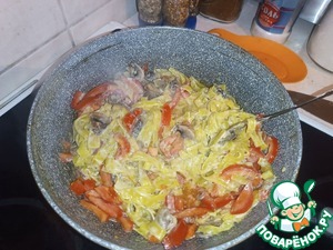 Лапша со сметаной, грибами и сыром