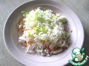 Салат из квашеной капусты и лука-порея