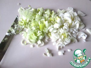 Салат из квашеной капусты и лука-порея