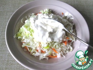 Салат из квашеной капусты и лука-порея