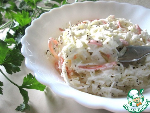 Салат из квашеной капусты и лука-порея