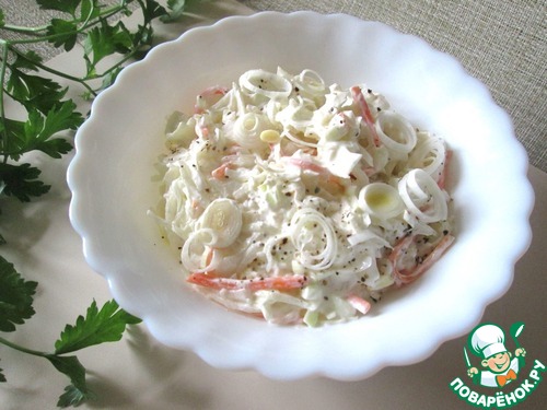 Салат из квашеной капусты и лука-порея