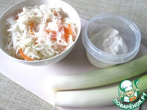 Салат из квашеной капусты и лука-порея
