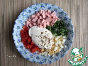 Салат с колбасой в булочке