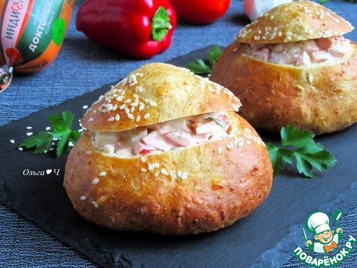 Салат с колбасой в булочке