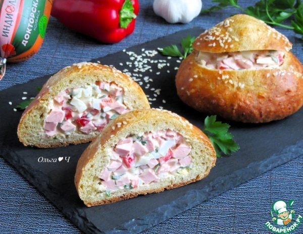 Салат с колбасой в булочке