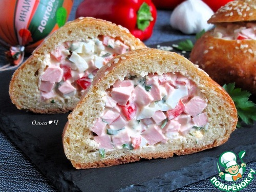 Салат с колбасой в булочке