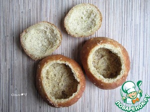 Салат с колбасой в булочке