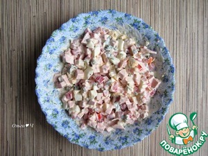 Салат с колбасой в булочке