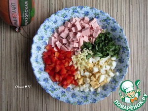 Салат с колбасой в булочке