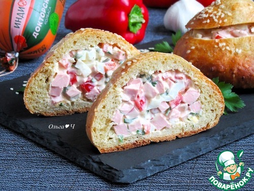 Салат с колбасой в булочке