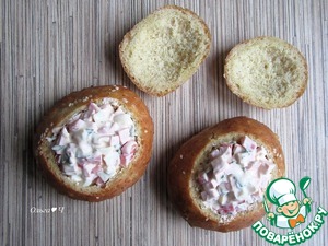 Салат с колбасой в булочке