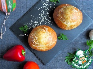 Салат с колбасой в булочке