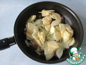 Салат с куриной печенью под брусничным соусом