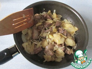 Салат с куриной печенью под брусничным соусом