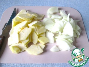 Салат с куриной печенью под брусничным соусом