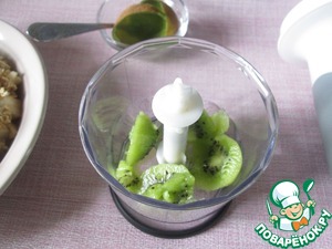 Салат с заправкой из сметаны и киви Салат с заправкой из сметаны и киви