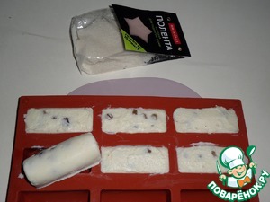 Творожный десерт с полентой и изюмом