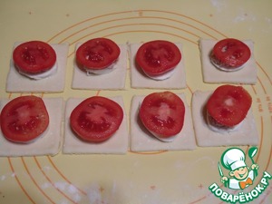 Слойки с тунцом и помидорами